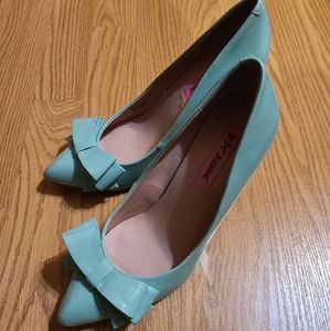 Betsey Johnson bow pointy mint/turqoise heel size 8.5